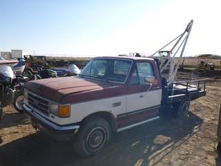 1991 Ford F250 XL Custom Tow Truck c/w Ford 5.0 EFI, Showing 261,368 KMS, GVWR 2,993KG, Warn Winch Model 8274, SN 225078, Front Tires 215/85R16, Axle Rating 1,369KG, Rear Axle Rating 1,816KG, VIN 2FTEF25N8MCA16708 *NOTE: No Battery, Running Condition Unknown*