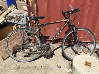 Transeo Men's Bike, Missing Pedals.