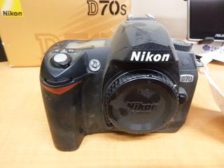 Nikon D70S Digital SLR Camera