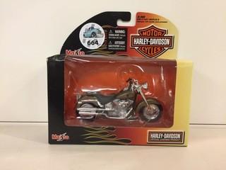 Maisto Harley Davidson Series 20 2004 Fat boy Diecast Model, 1:18 Scale.