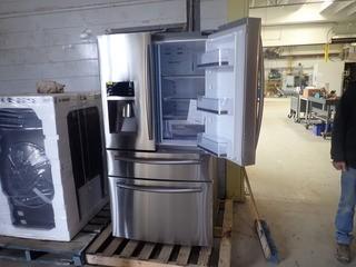 Samsung RF28HMEDBSR/AA Stainless Steel French Door Refrigerator w/Middle Flex Drawer, Bottom Freezer, Water Dispenser and Ice Maker. **NEW AND UNUSED**