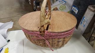 Picnic Time Country Picnic Basket (PCT4017)