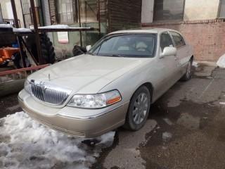 2005 Lincoln Pro Series LS Town Car 4-Door Sedan. Gas Engine, Automatic Transmission, Fully Loaded, Leather Interior, Nav System. Showing 207,940kms. VIN 1LNHM82WX5Y658159.