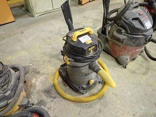Cleava Industrial 8gal Wet/Dry Vacuum. 