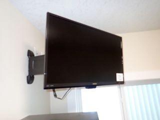 Hitachi HDMI 32" Flatscreen Television w/ Swivel Wall Mount. **LOCATED IN MODULAR BUILDING, MAIN FLOOR**