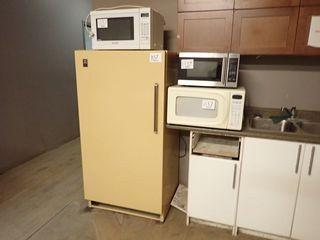Lot of 3 Microwaves and General Electric Refrigerator. 