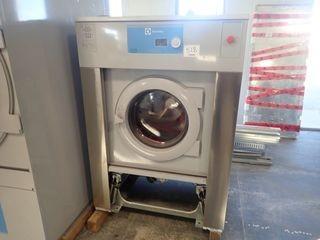 Electrolux W5240H Electric 60lbs Capacity Commercial Washer.