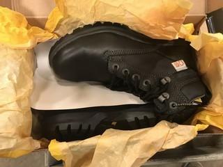 CAT Kitson SRX Work Boot Women Size: 6 **LOCATED IN EDMONTON** 