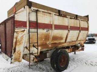 2001 Harsh 575 Wagon Feed Wagon. Harsh 575 Box, Box Extension, Digistar Scalehead, Auger Unload, Pull Type. SN 81HB3517.