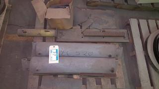 Lot of 2 Assorted Hydraulic Cylinders