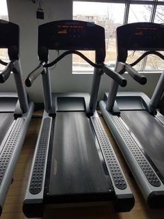 Life Fitness Flexdeck Shock Abosrbtion System Treadmill w/ TV controls