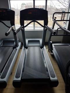 Life Fitness Flexdeck Shock Abosrbtion System Treadmill w/ TV controls