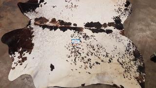 Natural Rugs Cowhide - 6' x 68" - Blk/Wht