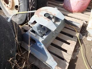 B&W Fifth-Wheel Hitch. **NOTE: NO RAILS- LOCATED IN MILK RIVER**