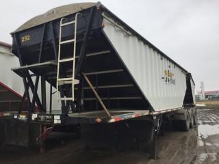 2015 Lode King Super B  Tridem Axle 28' Lead and Tandem Axle 30' Pup Grain Trailers. 66,000lbs Axles, 11R24.5 Tires, Steel Budd Wheels, Air Ride Suspension, Tire Max Air System, Tarps, 2 Hoppers. VIN 2LDHG2834FF060470(Lead VIN) 2LDHG3025FF060471(Pup VIN) **LOCATED IN SEXSMITH**