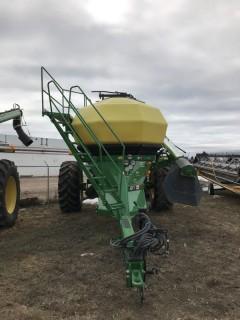 2012 John Deere 1910 Tow Between Air Tank C/W Dbl Shoot, 430 Bushels 3 Comp't Tank, Variable Rate Ctrl, Sgl Fan, 8" Load Auger. S/N 745351. **LOCATED IN ST. PAUL, AB**