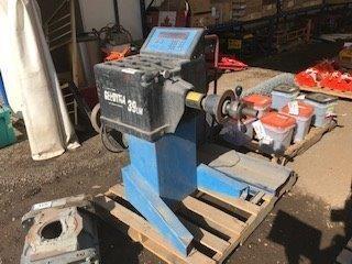 Geodyna 39LM Wheel Balancing Machine c/w Tire Lift.