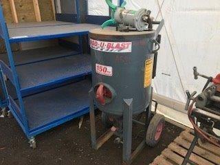 Mod-U-Blast MB6-SPRE-AV Sandblasting Pot.