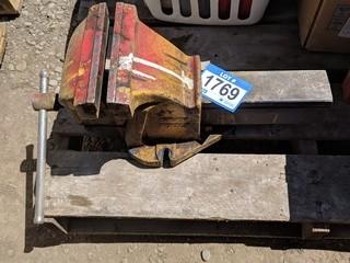 H/D 8" Gray Tools Bench Vise.