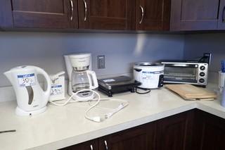 Lot of Toaster Oven, Electric Kettle, Coffee Maker, Rice Cooker, Sandwich Press and Electric Can Opener. 