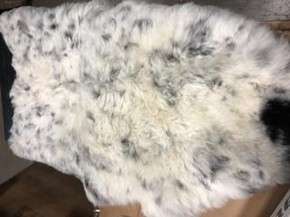 Dalea Sheared Hand-Woven Sheepskin White/Black Area Rug 2x3'